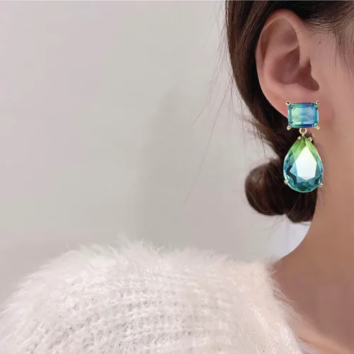 Vista 6 de CXUEMH - Aretes colgantes de lágrima para mujer, aretes colgantes azules y verdes, elegantes para graduación, aretes verdes esmeralda, joyería