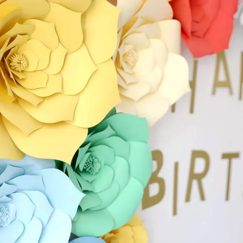 Vista 6 de Decoración de flores de papel gigantes para boda, fiesta, telón de fondo de flores, flores hechas a mano para guardería, decoración de pared de Crema