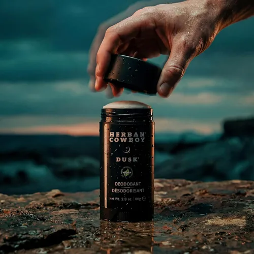 Vista 5 de Herban Cowboy Desodorante con infusión de aloe Dusk con toques de cedro, lavanda, lima y sándalo (2.8 onzas)