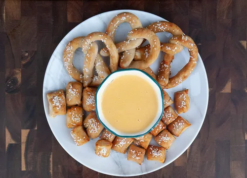 Vista 4 de Mom's Place Gluten Free Pretzels suaves con mezcla de sal marina, kit de preparación de pretzel suave, 1 paquete, fácil de fabricar, 24 porciones