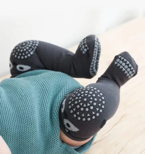 Vista 5 de Calcetines altos hasta la rodilla para niños pequeños, para niña y niño, antideslizantes con agarres, calcetines antideslizantes, calcetines