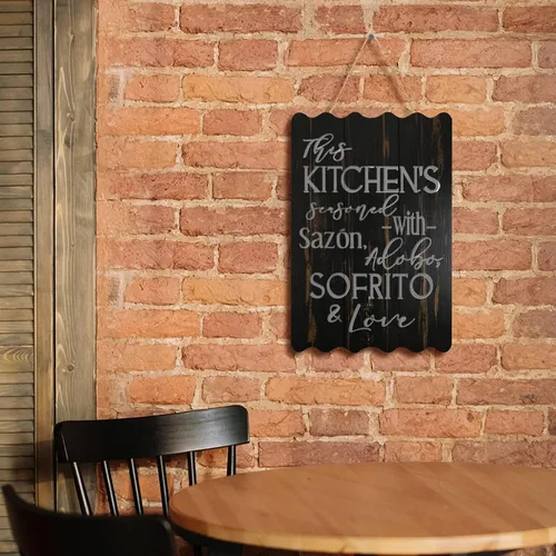 Vista 2 de Letrero de madera con texto en inglés «This Kitchen is Seasoned with Sazon Adobo Sofrito & Love» La Cocina española puertorriqueña para decoración