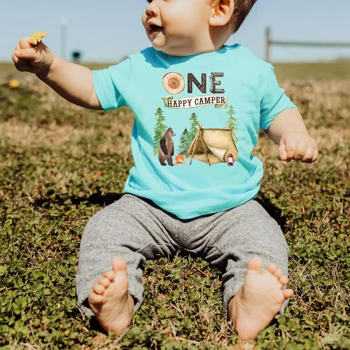 Vista 4 de Camisetas temáticas y raglanes One Happy Camper para el primer cumpleaños para acampar al aire libre para niñas y niños