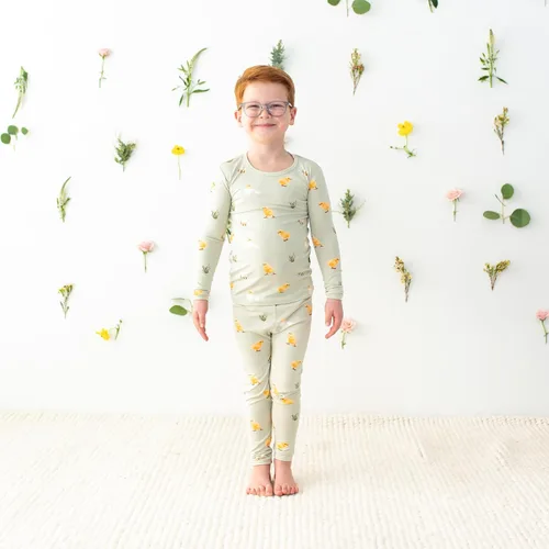 Vista 2 de KYTE BABY Juego de pijama para niños pequeños – Pijamas para niños pequeños hechas de material de rayón de bambú suave Pollito de Aloe