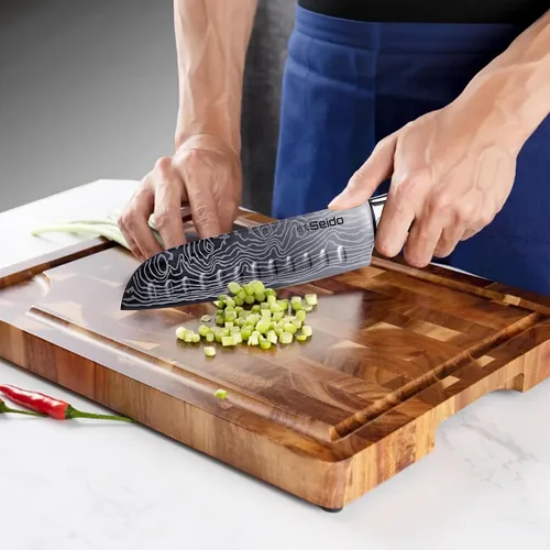 Vista 2 de Seido Knives Tabla de cortar de grano final de acacia gourmet, 18 x 12 x 1.4 pulgadas, hecha de madera de acacia, duradera, resistente