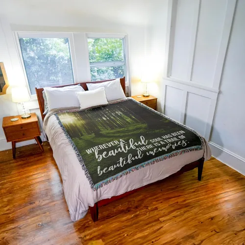 Vista 3 de Pure Country Weavers Manta con texto en inglés «Wherever A Beautiful Soul Has Been, There is A Trail of Beautiful Memories», tapiz de regalo