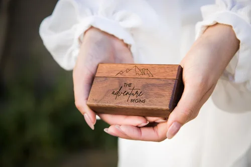 Vista 8 de MUUJEE The Adventure Begins - Caja de doble anillo – Caja de madera delgada grabada para boda, ceremonia de compromiso, propuesta de anillo – Ideas