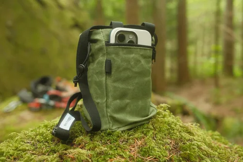 Vista 4 de Oso Supply Co - Bolsa de tiza de lona encerada para escalada en roca, cubo de tiza para escalada en roca con cinturón, impermeable, bolsillo
