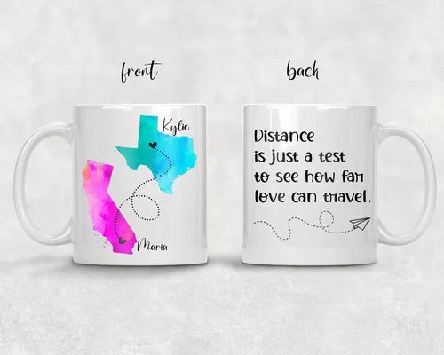 Vista 2 de Taza de café personalizada de larga distancia, tazas personalizadas con cita de mejores amigos, Estados con corazones sobre ciudades, añade nombres