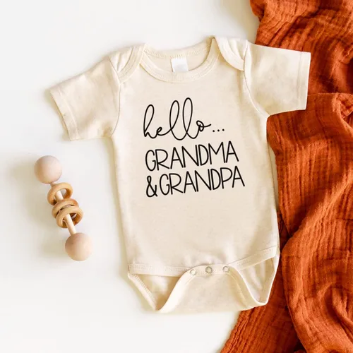 Vista 2 de Bump and Beyond Designs Regalo de anuncio de bebé con texto en inglés «Hello Grandma and Grandpa»