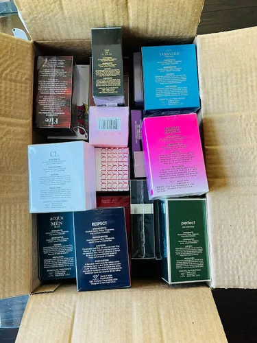 Vista 2 de Fragance Wholesale Outlet 20 piezas en lote 3.4 fl oz. Perfume por Mayoreo, Inspirado