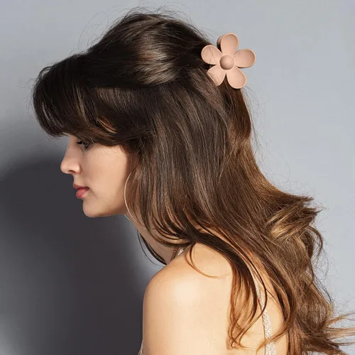 Vista 2 de The Hair Edit Secret Garden Clip - Pinza de flor grande en champán