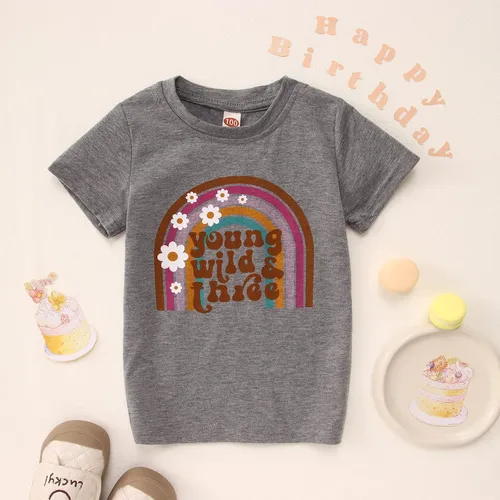 Vista 3 de Camiseta Young Wild and Three para niña, camiseta de 3er cumpleaños para bebé, retro, arco iris, cumpleaños, 3 años