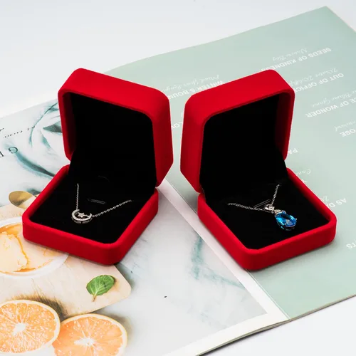 Vista 5 de Caja de regalo clásica de terciopelo para collar colgante (rojo y negro)