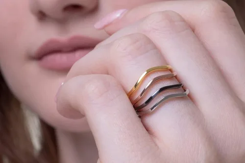 Vista 6 de Anillo de onda delicada para mujer en oro macizo de 9K, 14 K y 18 K, anillo de onda alrededor, anillo minimalista con curvas, banda geométrica
