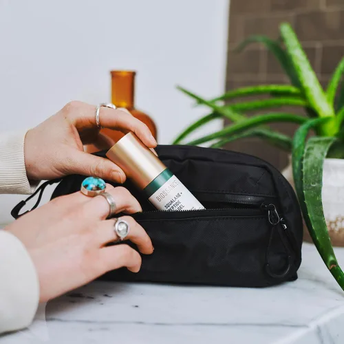 Vista 9 de WANDRD Neceser grande, organizador de maquillaje y bolsa de viaje para artículos esenciales de viaje