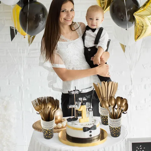 Vista 7 de Sieral 560 piezas de suministros de fiesta negros y dorados para 80 invitados, kits de vajilla de punto dorado, platos de papel negro, tazas