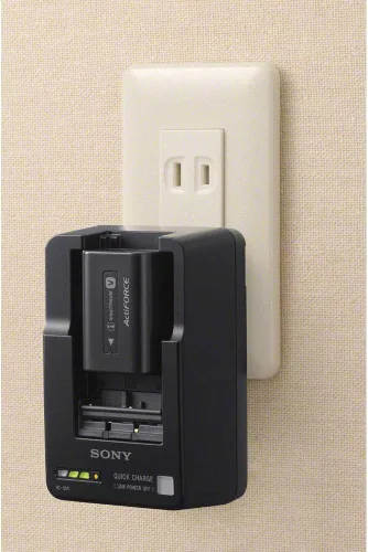 Vista 3 de Sony BCQM1 Cargador de batería compacto (negro)