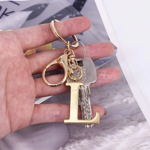 Vista 3 de Llavero de letra A-Z dorado para mujeres y hombres, bolso de mano de metal con letra inicial del alfabeto
