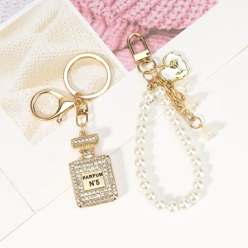 Vista 4 de Lindo llavero de perfume para mujeres y niñas, con diamantes de imitación, bolso de mano, dijes para guitarra, coche, llaveros, bolsa, mochila
