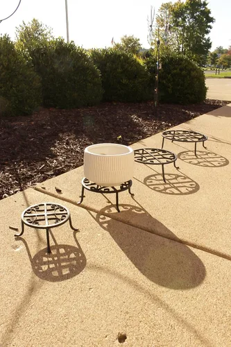 Vista 5 de Red Carpet Studios Soporte para plantas con patrón de desplazamiento, hierro forjado