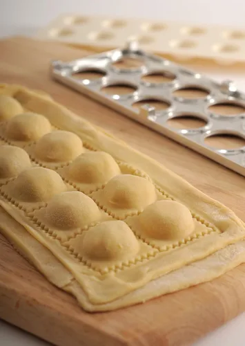 Vista 4 de Norpro Fabricante de Raviolis con Prensa de 12 Pulgadas, Metálico