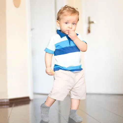 Vista 5 de HYCLES Calcetines antideslizantes para niños pequeños, 15 pares de calcetines antideslizantes de corte bajo para niños de 1 a 7 años, calcetines
