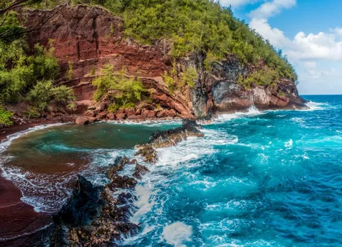 Vista 2 de Noah - Rompecabezas de arena roja y olas azules de la playa de Kaihalulu, Hana, Maui, Hawaii, 1000 piezas