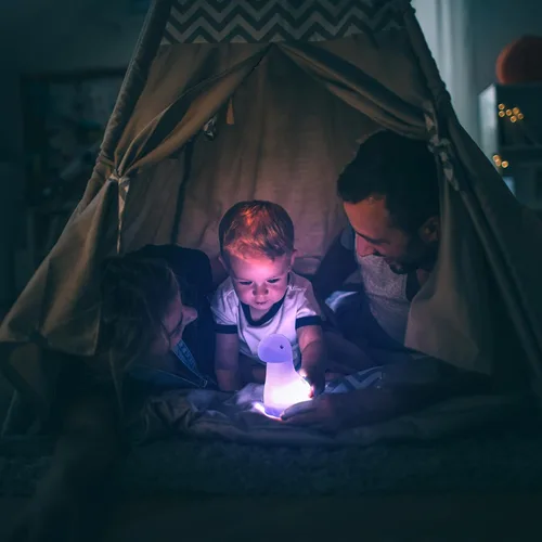 Vista 4 de GLOBE Electric Lámpara de noche LED multicolor de silicona, luz táctil Brontosaurus, recargable, cambio de color, cuerpo suave libre de BPA