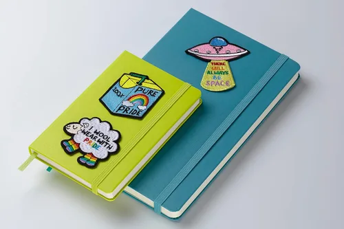 Vista 4 de Moleskine Se adhieren al orgullo, siempre habrá espacio, parche adhesivo de Ashton Attzs