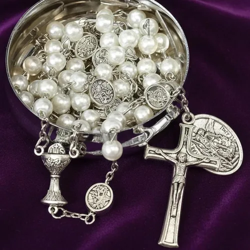 Vista 7 de Nazareth Store Collar de rosario de perlas de 0.315 in con medalla de San Miguel y centro de mesa de cáliz Rosarios de la Santa Comunión