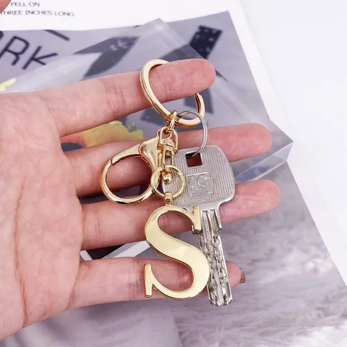 Vista 3 de LAXPICOL Llavero dorado de la letra A-Z para mujeres y niñas, dijes para monedero, dijes para bolsos de mano, alfabeto de metal con letra inicial