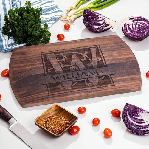 Vista 6 de Blue Ridge Mountain Gifts Tabla de cortar personalizada para boda o aniversario, tabla de madera grabada con láser, bandeja de comida personalizada