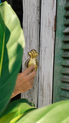 Vista 7 de Tropical Welcome – Aldaba de bronce con piña de Bali, un toque de elegancia tropical para la decoración de tu hogar