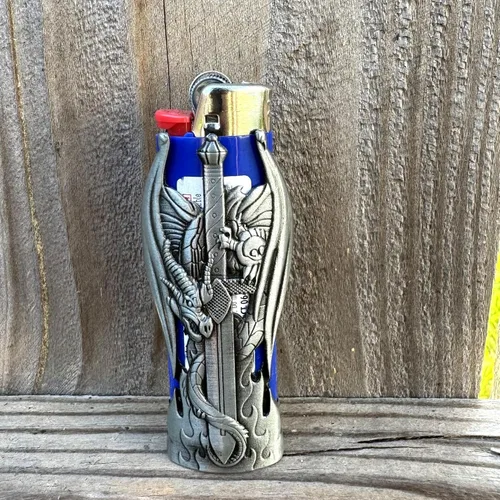 Vista 3 de Dragon and Sword - Funda de metal para encendedor J6 de tamaño estándar BIC
