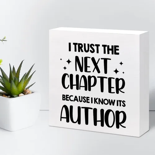 Vista 5 de Letrero de madera con texto en inglés "I Trust Next Chapter Because I Know Its Author", decoración de escritorio inspiradora de madera, placa