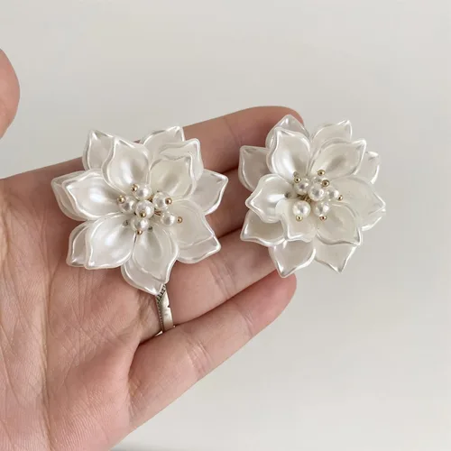 Vista 7 de Aretes colgantes únicos hechos a mano con pétalos de flores de resina grandes bohemios con brote de estambre de cristal brillante para mujeres y mamá
