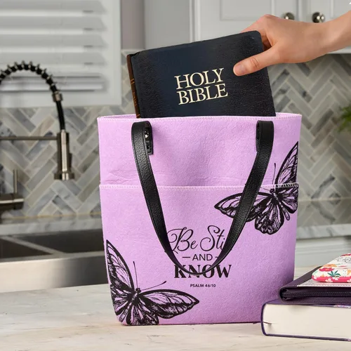 Vista 3 de Christian Art Gifts Bolsa de mano de fieltro y piel sintética con escritura inspiradora, talla única, Mariposa púrpura/Be Still, Estar quieto y saber