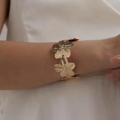 Vista 3 de Brazalete hueco de flor vintage dorada para mujer, pulsera abierta ajustable