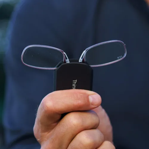 Vista 3 de Always With You by ThinOptics Classic Keychain Reading Glasses Funda negra/marcos negros