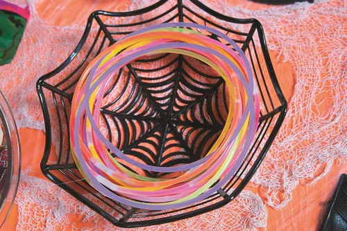 Vista 5 de Spooktacular - Cestas de tela de araña de plástico surtidas, 3 x 11 pulgadas (3 unidades), diseño duradero y llamativo, perfectas para Halloween