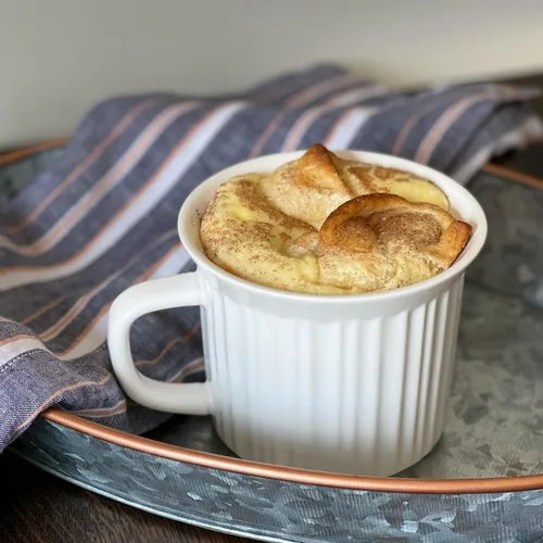 Vista 4 de CorningWare - Paquete con 2 unidades de 20 onzas de tazas de merienda de cerámica con tapas ventiladas libres de BPA, blanco francés