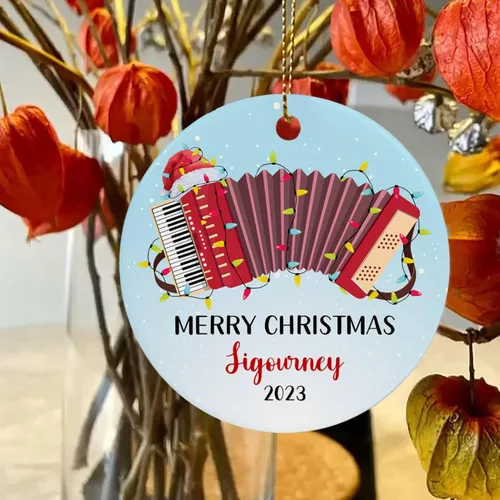 Vista 3 de Adorno de Navidad personalizado de acordeonista que toca acordeón, nombre personalizado y año, adorno de Navidad para acordeonista, instrumento