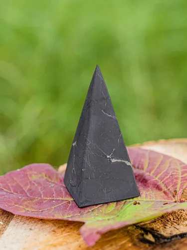 Vista 3 de Shungite Club Piedra de shungita alta pirámide sin pulir, cristal curativo, piedra preciosa para meditación, decoración de goloda pirámide