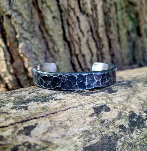 Vista 2 de Brazalete de hierro grabado, pulsera vikinga forjada a mano, hierro 6 y 11 aniversario, regalo para ella, regalo para él, joyería de estilo vikingo