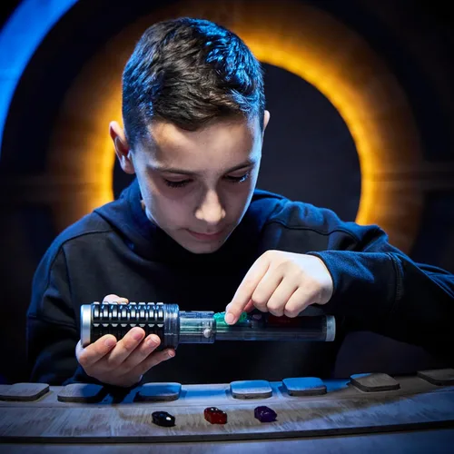 Vista 3 de STAR WARS Power Crystal Lightsaber, 7 colores y 10 cristales, más de 50 combinaciones que cambian de color, luces y sonidos, juguetes para niños