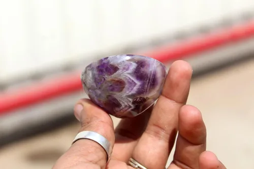 Vista 7 de Cuenco de piedras preciosas de amatista azabache (aproximadamente 2 pulgadas) – Mini cuenco decorativo de cristal morado natural