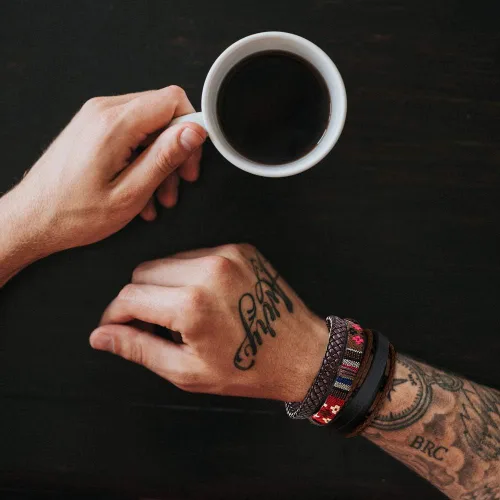 Vista 3 de FIBO STEEL 31 pulseras de cuero trenzado para hombres y mujeres cuentas de madera pulseras tribales de cáñamo geniales pulseras punk pulseras