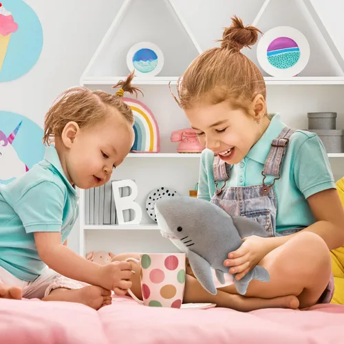 Vista 5 de DolliBu - Peluche de tiburón – Animal de peluche súper suave tiburón gris marino, animal marino realista de peluche para niños y niñas, lindo
