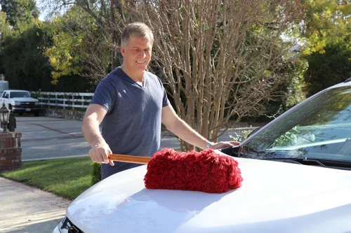 Vista 6 de California Car Duster Super Duster, rojo XL camión y SUV plumero con mango de madera 73668
